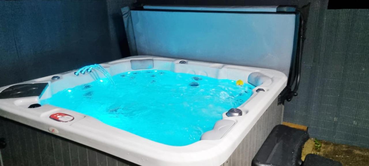 Marthys House With Hot Tub Looeヴィラ エクステリア 写真