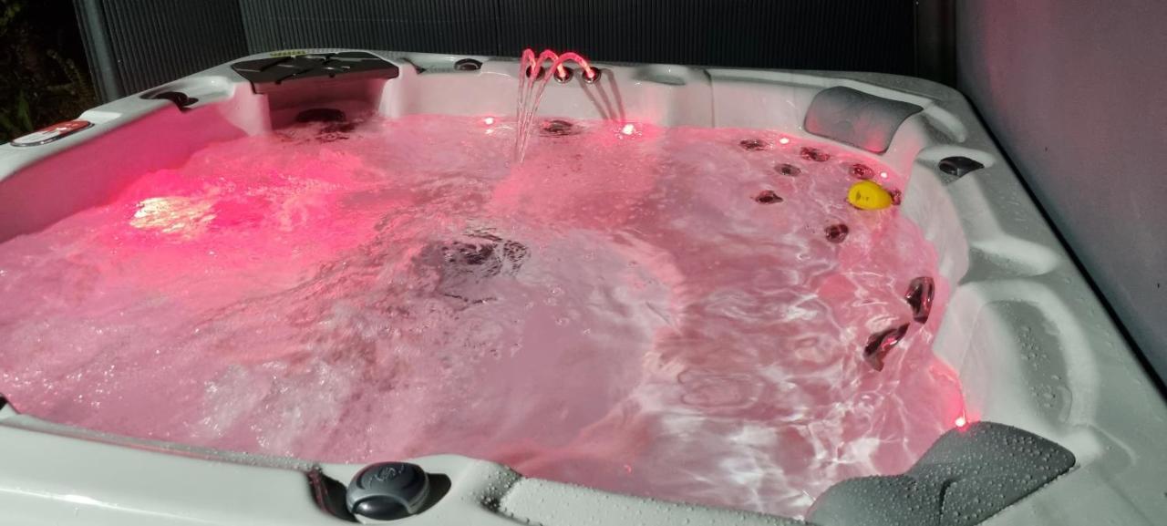 Marthys House With Hot Tub Looeヴィラ エクステリア 写真