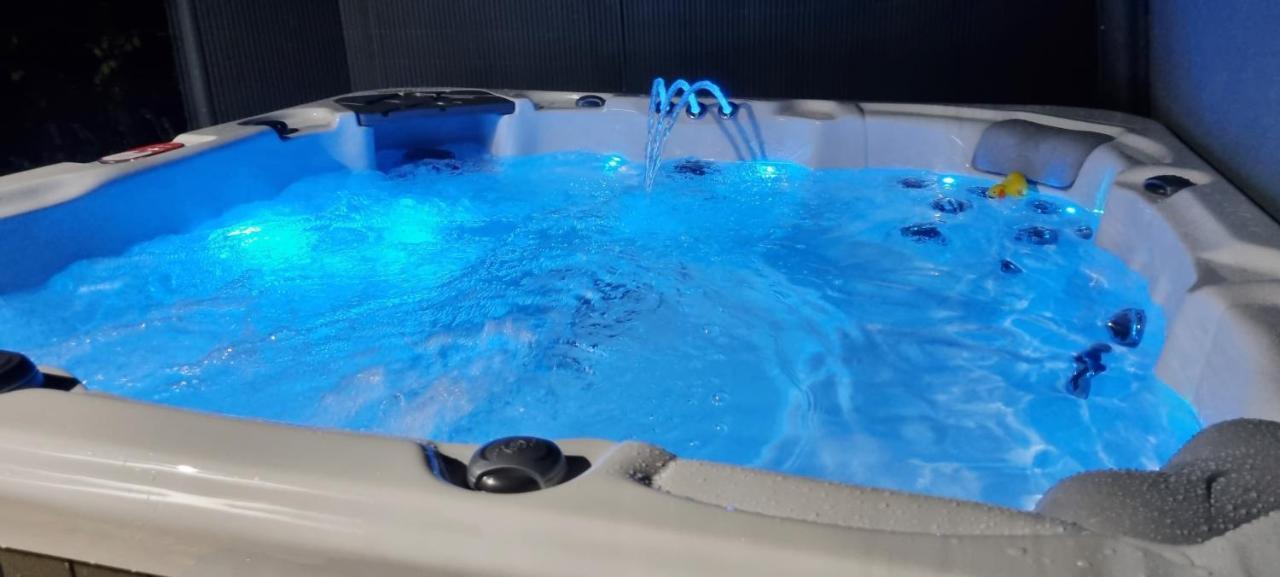Marthys House With Hot Tub Looeヴィラ エクステリア 写真